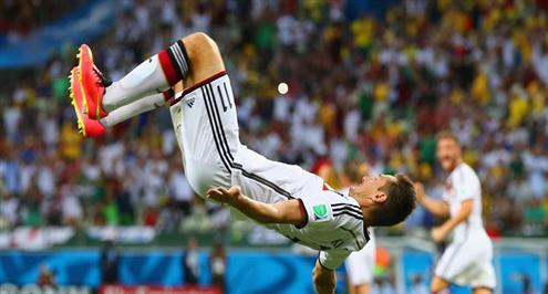 بالفيديو.. كلوزه.. رجل المهام الصعبة في صفوف الماكينات الألمانية 